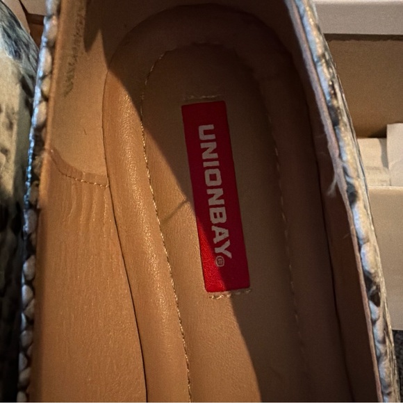 UNIONBAY Women's Black and Cream Snakeskin Flats/Buckle/Pointed Toe - Picture 4 of 9